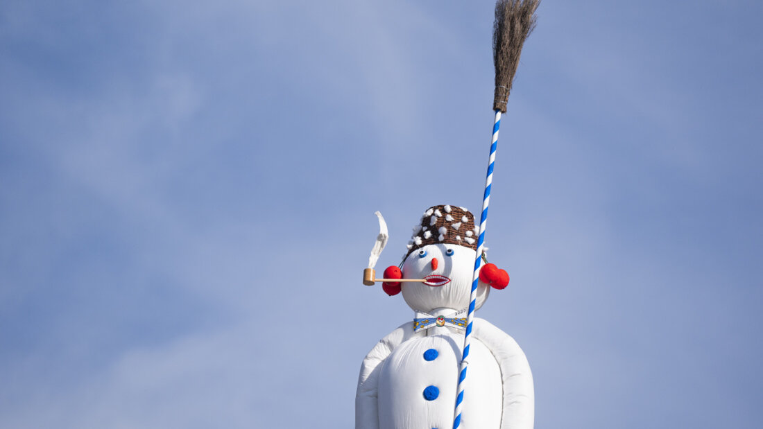 Der Zürcher Böögg geht an den "Engadiner": Bevor er in die Luft gesprengt wird, reist der Schneemann noch in den Gastkanton Graubünden. (Archivbild) 20260226153713473.jpg