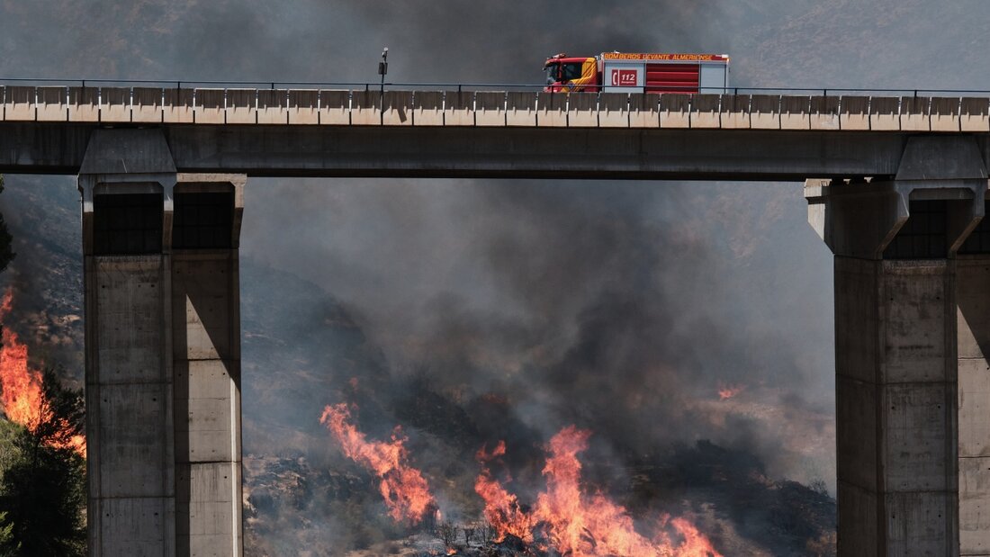 dpatopbilder - Ein Feuerwehrfahrzeug neben einem Waldbrand in Los Gallardos bei AlmerÌa. Foto: Gregorio Marrero/AP/dpa 20260711012155584.jpg