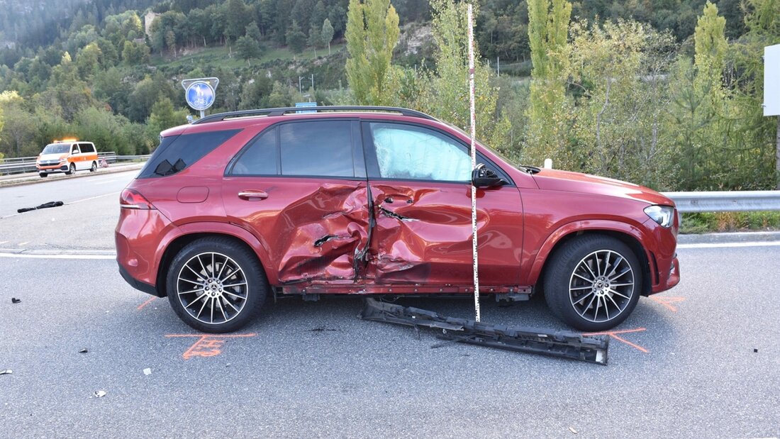 Bei der Kollision mit einem Auto in Sils im Domleschg verletzte sich ein Motorradfahrer. 20260929144945039.jpg
