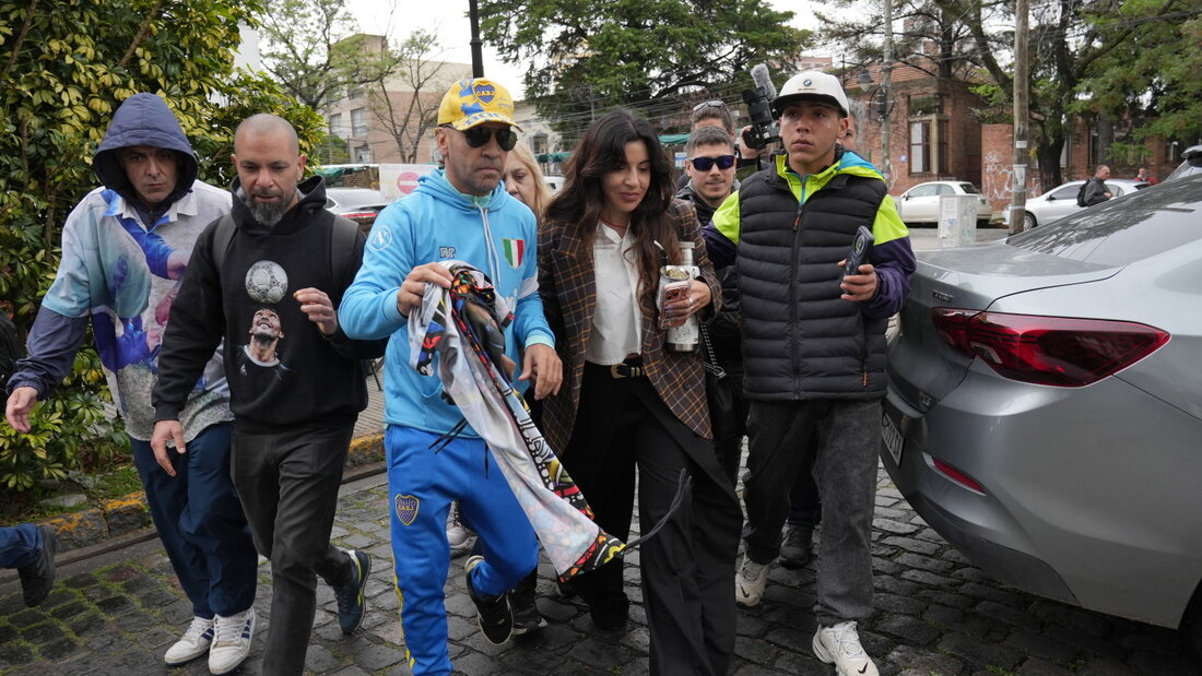 Gianinna Maradona (2. von rechts), Tochter von Diego Maradona, trifft am 8. Oktober 2026 am Gericht von San Isidro in Buenos Aires ein. 20261009005444438.jpg
