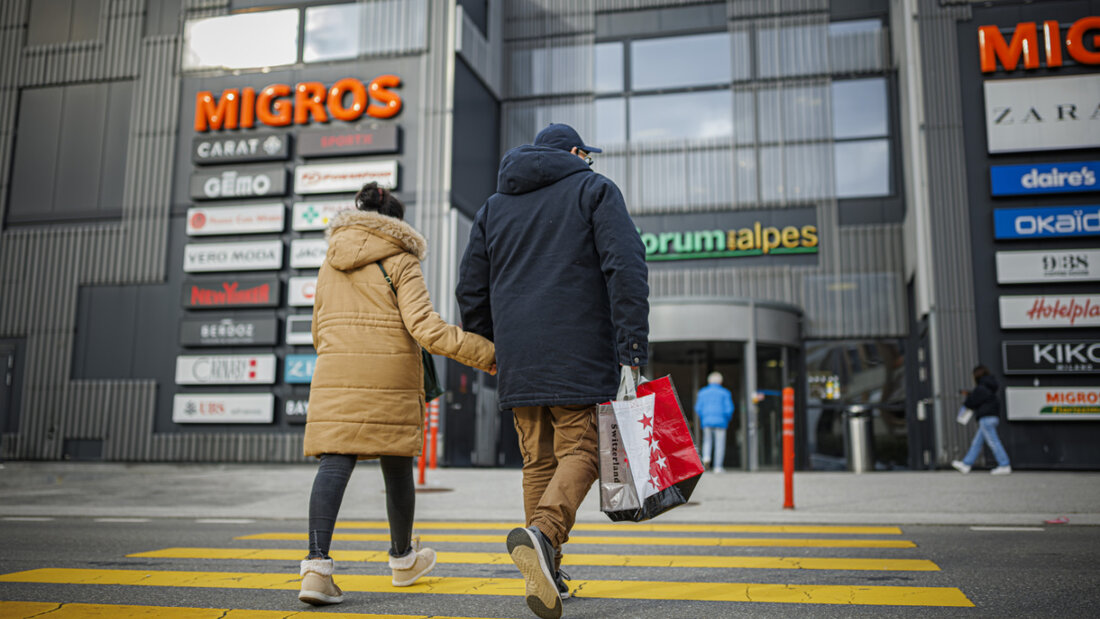 Konsumentinnen und Konsumenten bleiben bezüglich der künftigen Wirtschaftsentwicklung zurückhaltend. (Archivbild) 20250610100729536.jpg