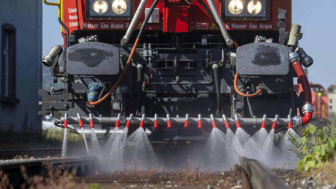 Wenn sich Bahngleise wegen der Hitze mehr als fünfzig Millimeter verformen, so rückt der SBB-Lösch- und Rettungszug aus: Mit Wasser wird der Gleisabschnitt gekühlt. 20250710115352012.jpg