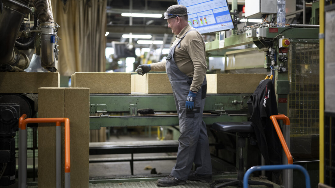Die Lage in der Schweizer Industrie hat sich im zweiten Jahresviertel verschlechtert. Im Bild ein Mitarbeiter der Flumroc AG in Flums, die Steinwolle-Produkte herstellt. (Archivbild) 20250815091554225.jpg