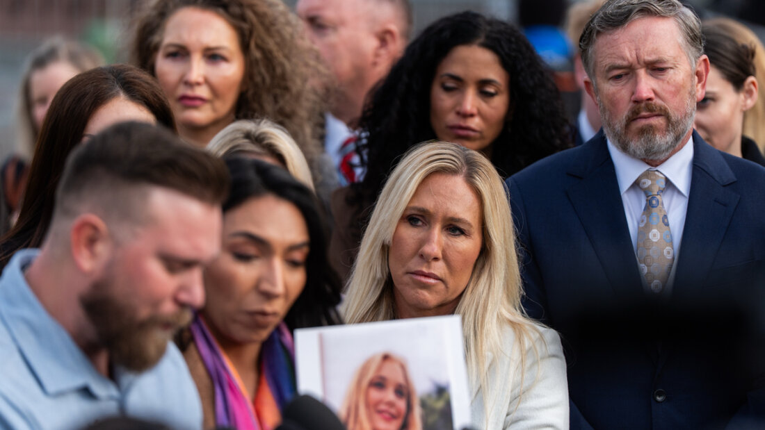 Die republikanischen Abgeordneten Marjorie Taylor Greene (2.vr) und Thomas Massie (r) reagieren während einer Pressekonferenz zum Epstein Files Transparency Act vor dem US-Kapitol. Foto: Julia Demaree Nikhinson/AP/dpa 20251122061937237.jpg