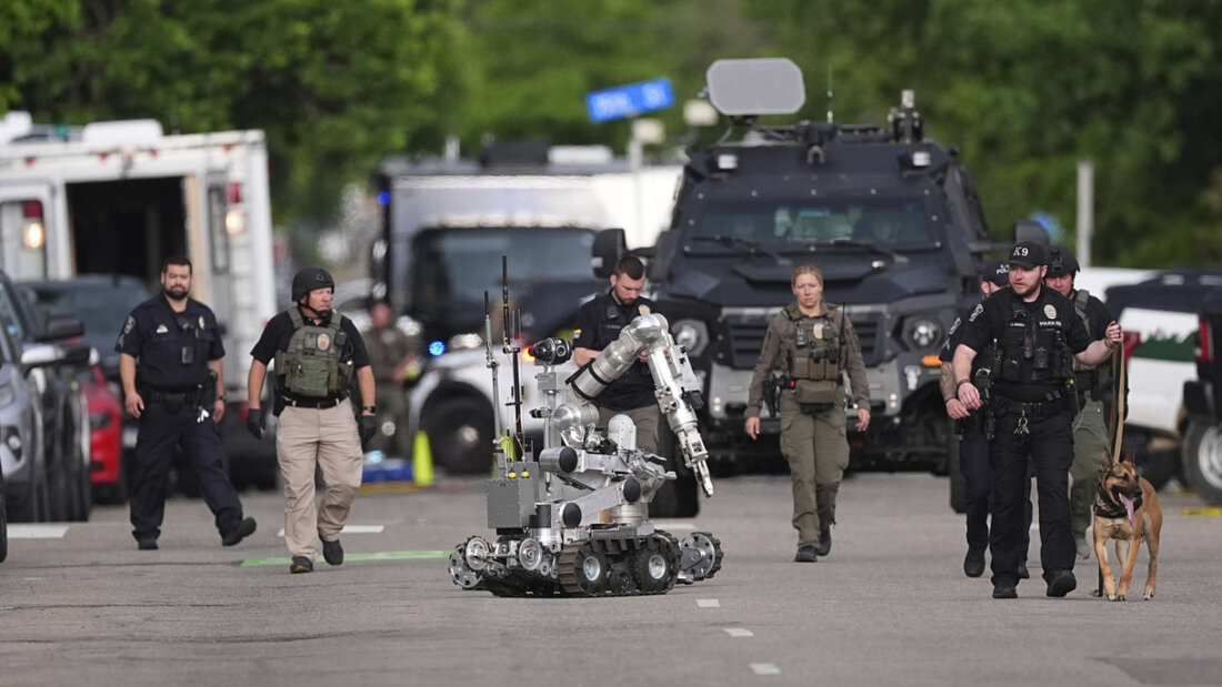 Beamte der Strafverfolgungsbehörden ermitteln nach einem Angriff auf der Pearl Street Mall. Nach einer Attacke auf offener Straße mit mehreren Verletzten im US-Bundesstaat Colorado ermittelt die Bundespolizei FBI. Foto: David Zalubowski/AP/dpa 20250603033057108.jpg