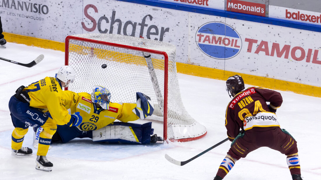 HCD-Goalie Sandro Aeschlimann lässt sich von Servettes Tim Bozon bezwingen 20251129222127249.jpg