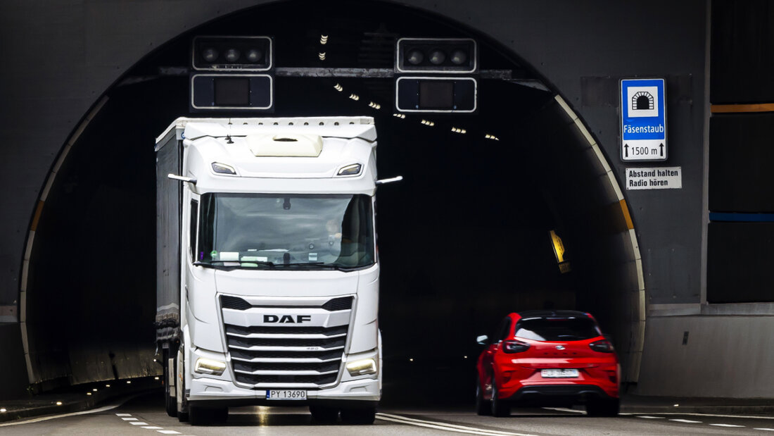 Im Fäsenstaubtunnel fielen Eisplatten von einem Lastwagendach auf die Motorhaube eines entgegenkommenden Autos. (Symbolbild) 20251230112733087.jpg