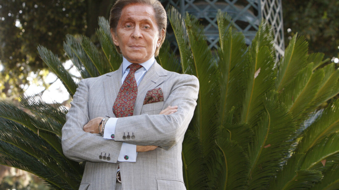 ARCHIV - Modedesigner Valentino Garavani während eines Fototermins zur Präsentation des Dokumentarfilms «Valentino: The Last Emperor» in Rom. Foto: Alessandra Tarantino/AP/dpa 20260119192125871.jpg