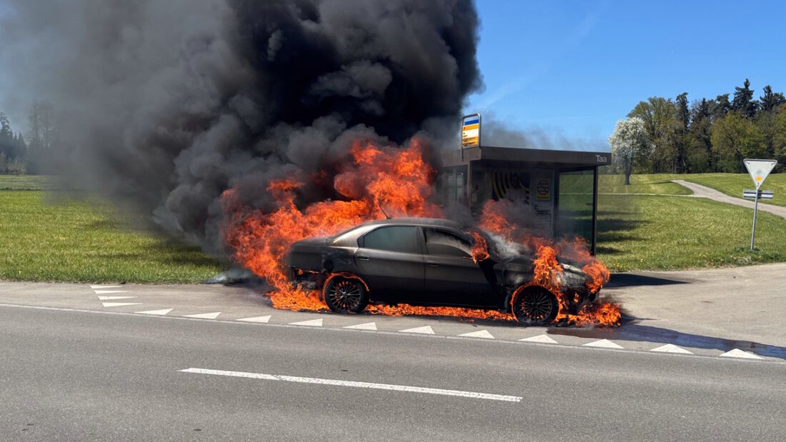 Am Donnerstagnachmittag brannte bei Wisental in Lenggenwil ein Auto lichterloh. 20260424121618198.jpg