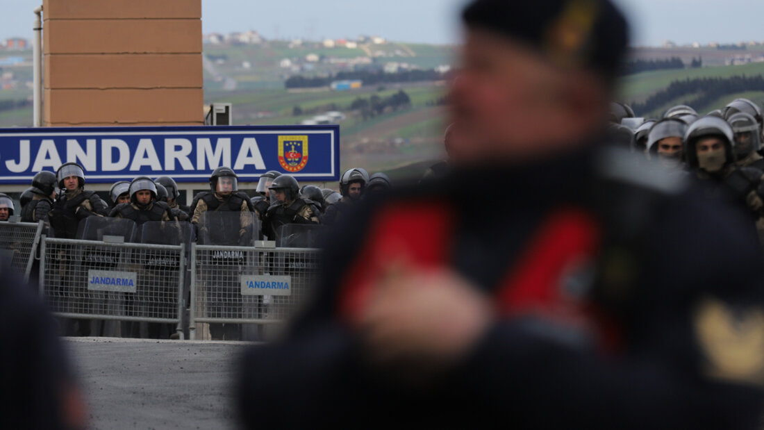ARCHIV - Türkische Sicherheitskräfte stehen Wache vor dem Silivri-Gefängnis, in dem der inhaftierte Bürgermeister von Istanbul, Ekrem Imamoglu, vor Gericht steht. Foto: Dilara Acikgoz/AP/dpa 20260610171715448.jpg