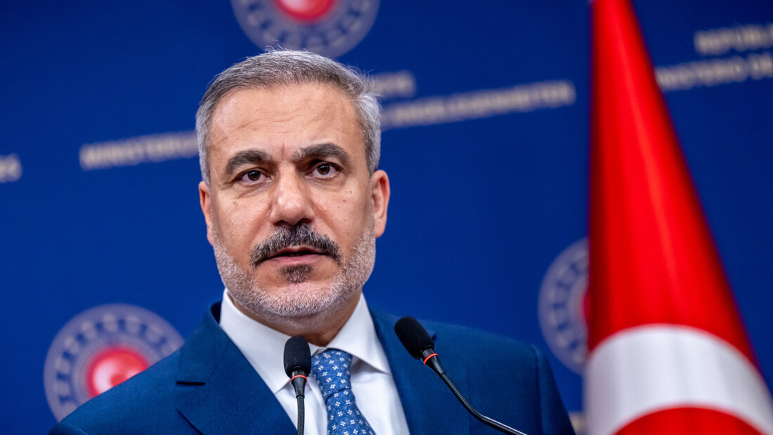 ARCHIV - Hakan Fidan, Außenminister der Türkei, nimmt an einer Pressekonferenz nach einem Treffen mit Bundesaußenminister Wadephul im Außenministerium teil. Foto: Michael Kappeler/dpa 20260809060131337.jpg