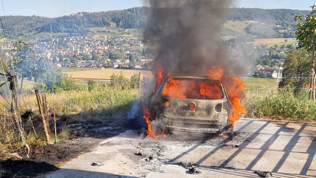 Beim Brand eines Autos in Eschenz TG steht als Ursache ein technischer Defekt im Vordergrund. 20260814141922762.jpg