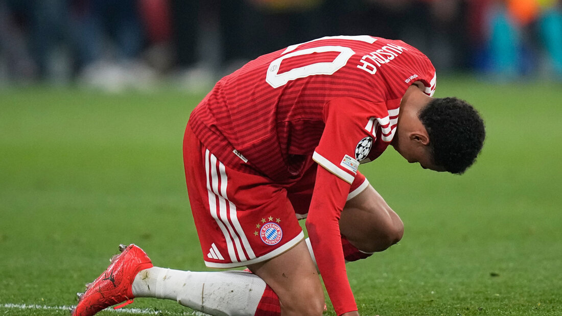 Bayern Münchens Offensivspieler Jamal Musiala kniet auf dem Rasen 20260818221537772.jpg