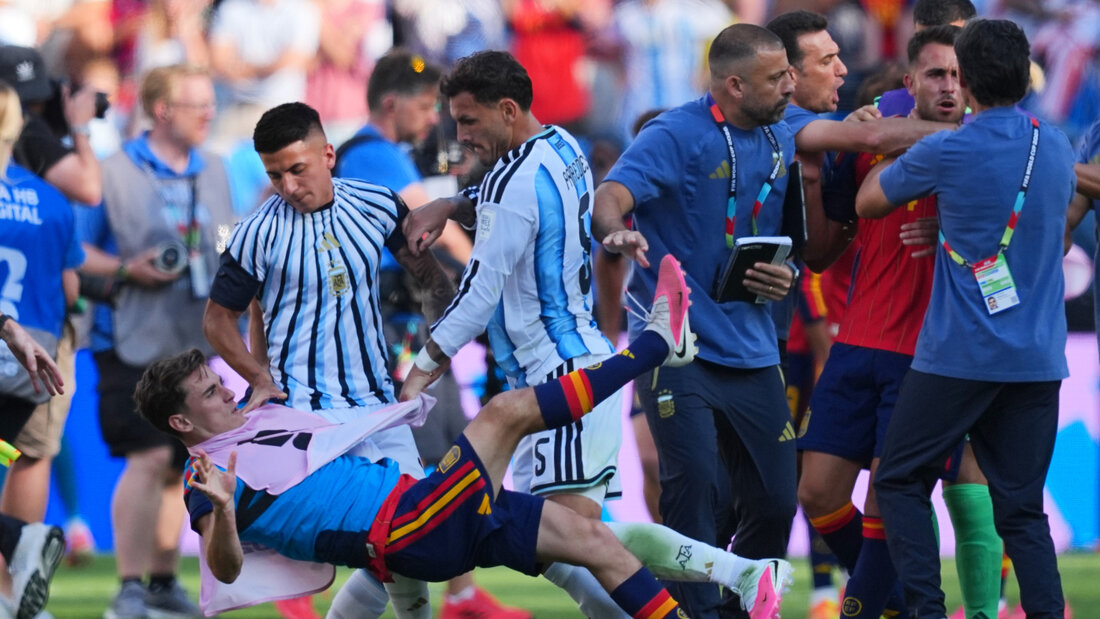 Leandro Paredes und die anderen sanktionierten Spieler nach dem WM-Final dürfen ihre Strafen auch in Testspielen verbüssen 20260828192948188.jpg