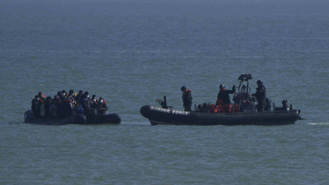 ARCHIV - Ein Patrouillenboot der britischen Border Force fängt im Ärmelkanal ein Boot mit mutmaßlichen Migranten ab. Foto: Alastair Grant/AP/dpa/Archivbild 20260904185503192.jpg