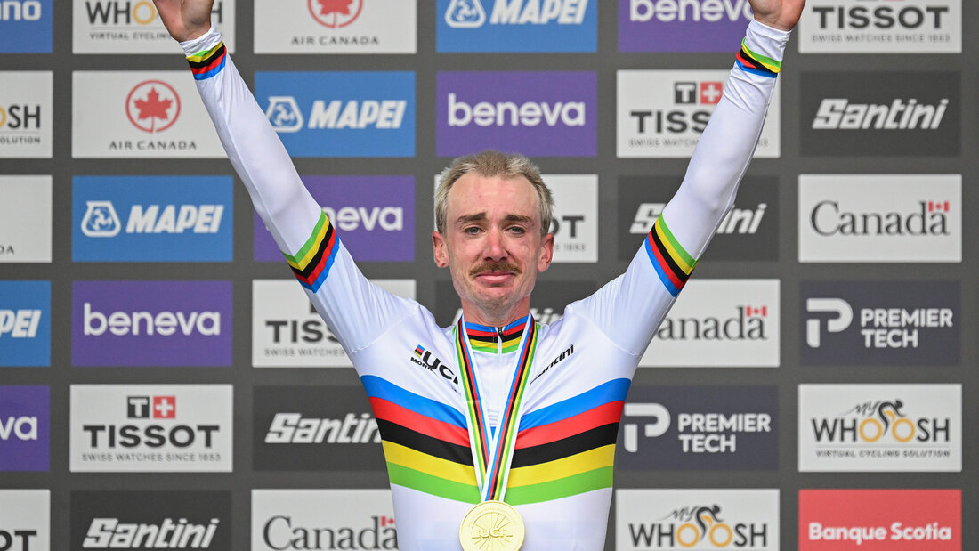 Brandon McNulty im Regenbogentrikot des Weltmeisters 20260927230639637.jpg
