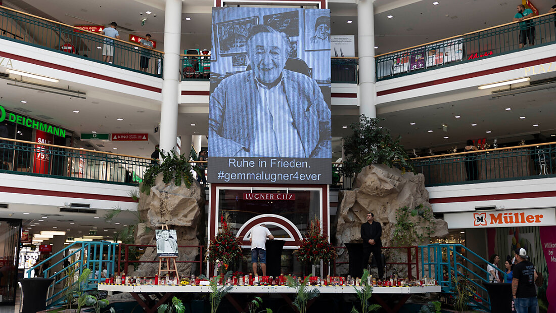 ARCHIV - Ein Mann trägt sich unter einem riesigen Porträt des verstorbenen Wiener Unternehmers Richard Lugner ins Kondolenzbuch im Atrium der Lugner City ein. Foto: Tanja Ungerböck/APA/dpa 20240831112608896.jpg