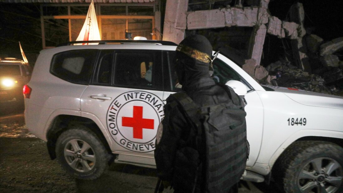 ARCHIV - Ein bewaffneter Mann in der Uniform der al-Qassam-Brigaden, dem militärischen Flügel der Hamas, steht Wache, als Fahrzeuge des Roten Kreuzes ein Lagerhaus verlassen. Foto: Yousef Al Zanoun/AP/dpa/Archivbild 20251027210802347.jpg
