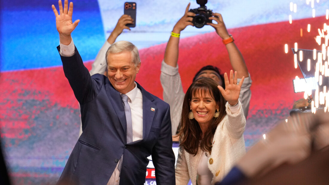 dpatopbilder - Der Präsidentschaftskandidat Jose Antonio Kast von der oppositionellen Republikanischen Partei und seine Frau Maria Pia Adriasola winken ihren Anhängern zu, nachdem er die Stichwahl in Santiago, Chile, gewonnen hat. Foto: Matias Delacroix/AP/dpa 20251215030733045.jpg
