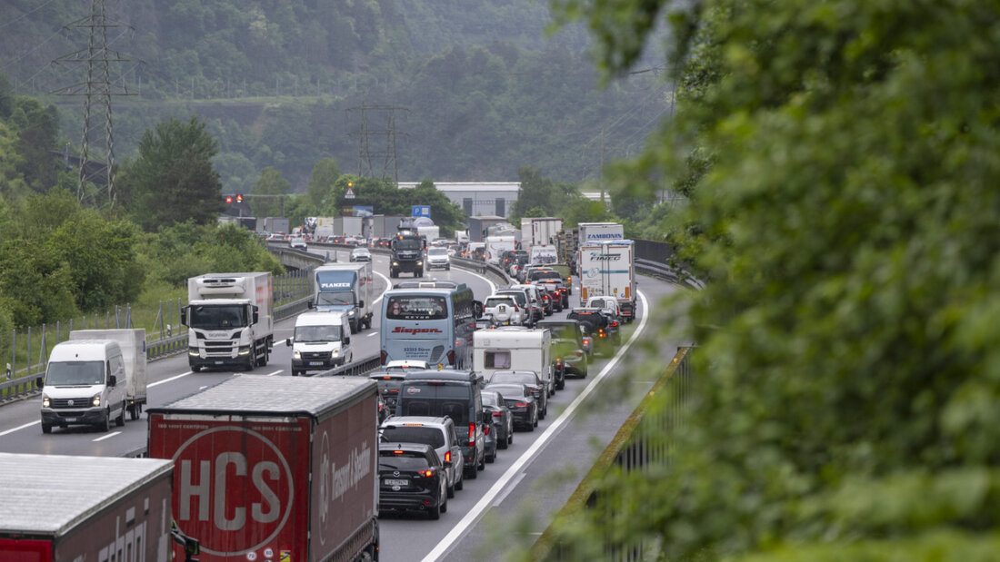 Mit zunehmendem Reiseverkehr in Richtung Süden beginnt am Gotthard-Nordportal die Stausaison. (Archivbild) 20260328093225457.jpg