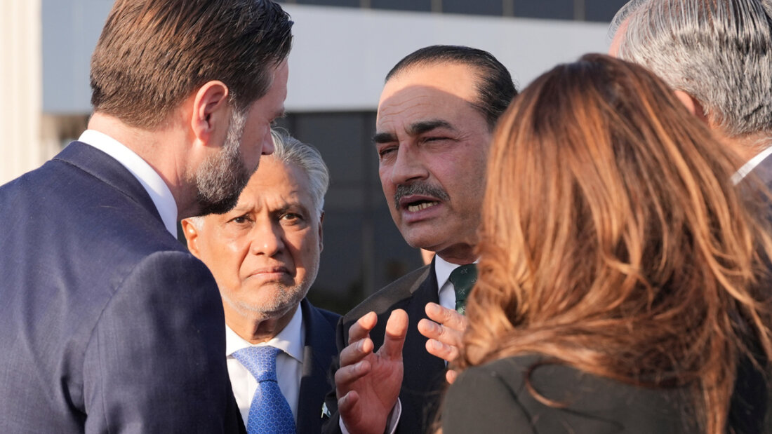 ARCHIV - Vizepräsident JD Vance (l) spricht mit dem pakistanischen Chef der Streitkräfte und Generalstabschef Feldmarschall Asim Munir (r), und dem stellvertretenden pakistanischen Premierminister und Außenminister Mohammad Ishaq Dar (M), bevor er nach Gesprächen über den Iran an Bord der Air Force Two geht. Foto: Jacquelyn Martin/AP POOL/dpa 20260523141126524.jpg