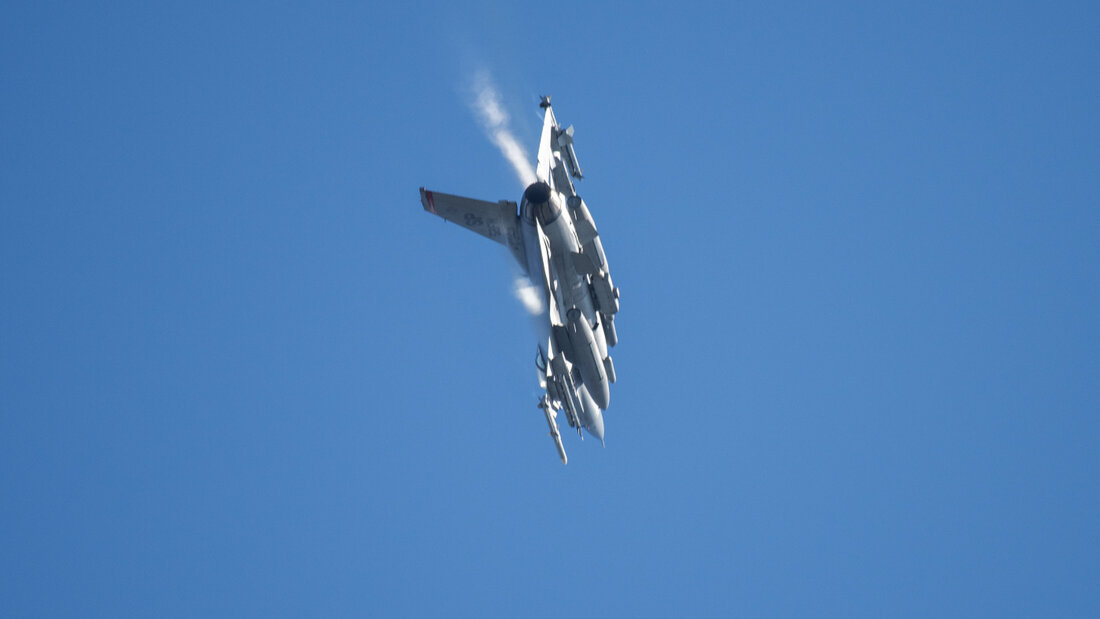 ARCHIV - Ein Kampfflugzeug vom Typ F-16 fliegt über der Eifel bei Spangdahlem. Foto: Harald Tittel/dpa 20260810033320008.jpg