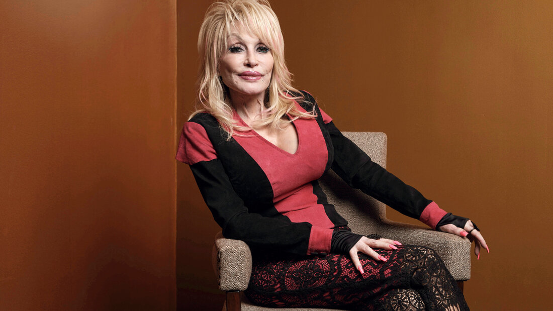 ARCHIV - Dolly Parton posiert bei der Verleihung der Carnegie Medal of Philanthropy am 13. Oktober 2022 in New York. Die US-Country-Ikone ist im Alter von 80 Jahren gestorben. Foto: Andres Kudacki/AP/dpa 20260825203145309.jpg