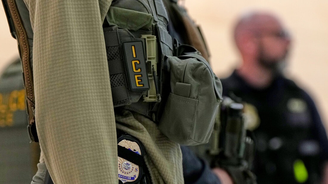 ARCHIV - Bundesbeamte der Einwanderungsbehörde sind am Newark Liberty International Airport im Einsatz. Foto: Angelina Katsanis/AP/dpa 20260828044337902.jpg