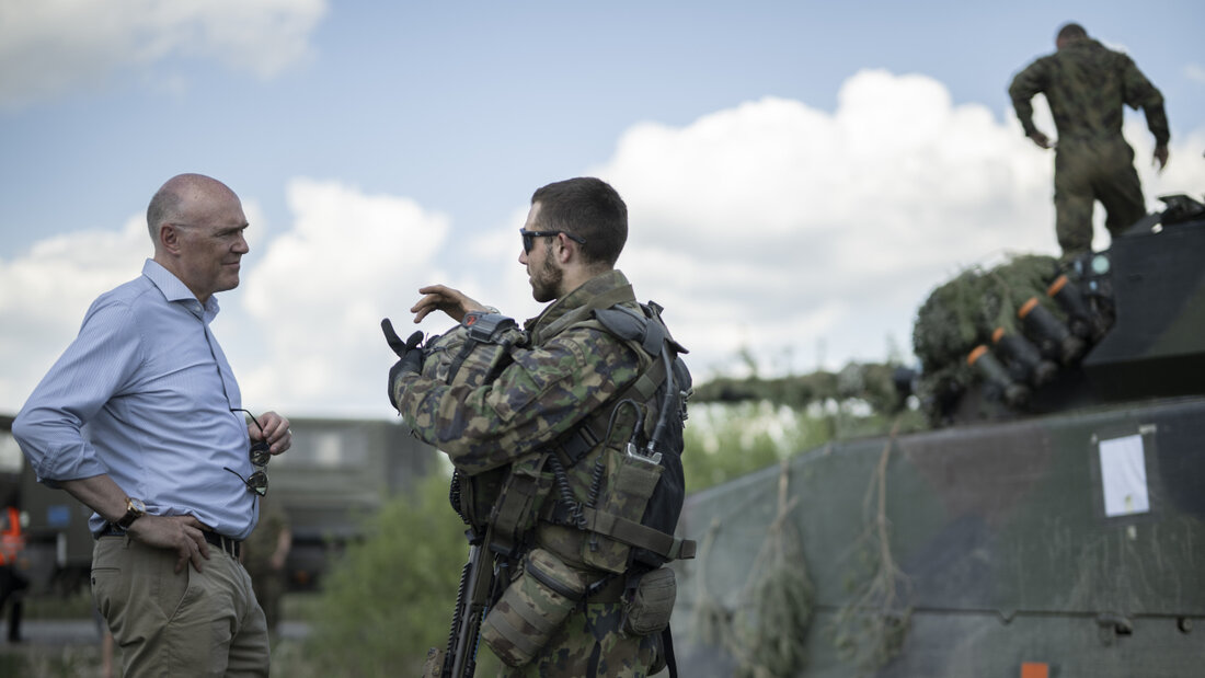 Armeeangehörige sollen aber eine Dienstverschiebung beantragen können, wenn sie den Dienst im Ausland nicht leisten wollen oder können. Im Bild: Verteidigungsminister Martin Pfister beim Besuch bei den Schweizer Truppen auf dem österreichischen Übungsplatz Allentsteig im Mai 2025. (Archiv) 20260909112933590.jpg