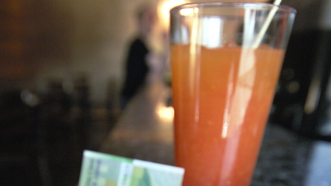 Die italienische Finanzpolizei hat Aktien des Spirituosenkonzerns Campari im Wert von fast 1,3 Milliarden Euro beschlagnahmt. Hintergrund sind Vorwürfe, dass bei Geschäften im Ausland in grossem Stil Steuern hinterzogen worden sind. (Symbolbild) 20251101110613973.jpg