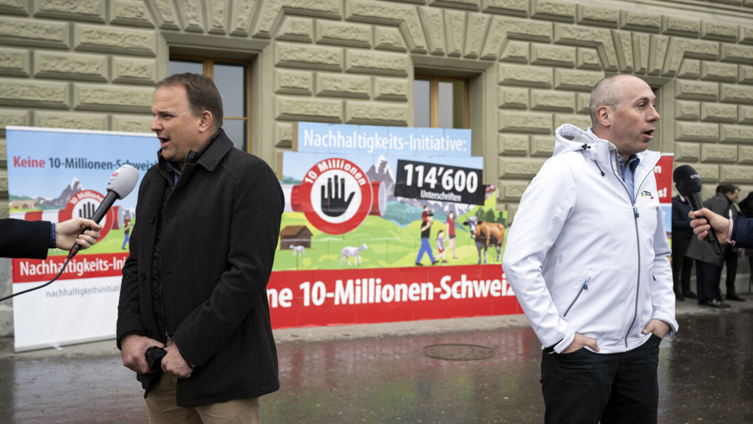 SVP-Präsident Marcel Dettling (l.) und der Berner SVP-Nationalrat Manfred Bühler (r.) werden bei der Einreichung der "Nachhaltigkeitsinitiative" im April 2024 von Medienschaffenden befragt. (Archivbild) 20251215195246292.jpg
