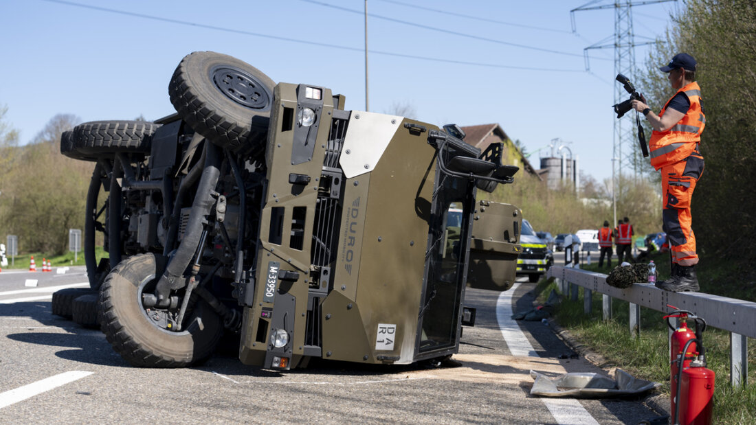 Mitglieder der Kantonspolizei und der Militärpolizei untersuchen den umgekippten Duro der Schweizer Armee in Hinwil ZH. (Archivbild) 20260526103537163.jpg