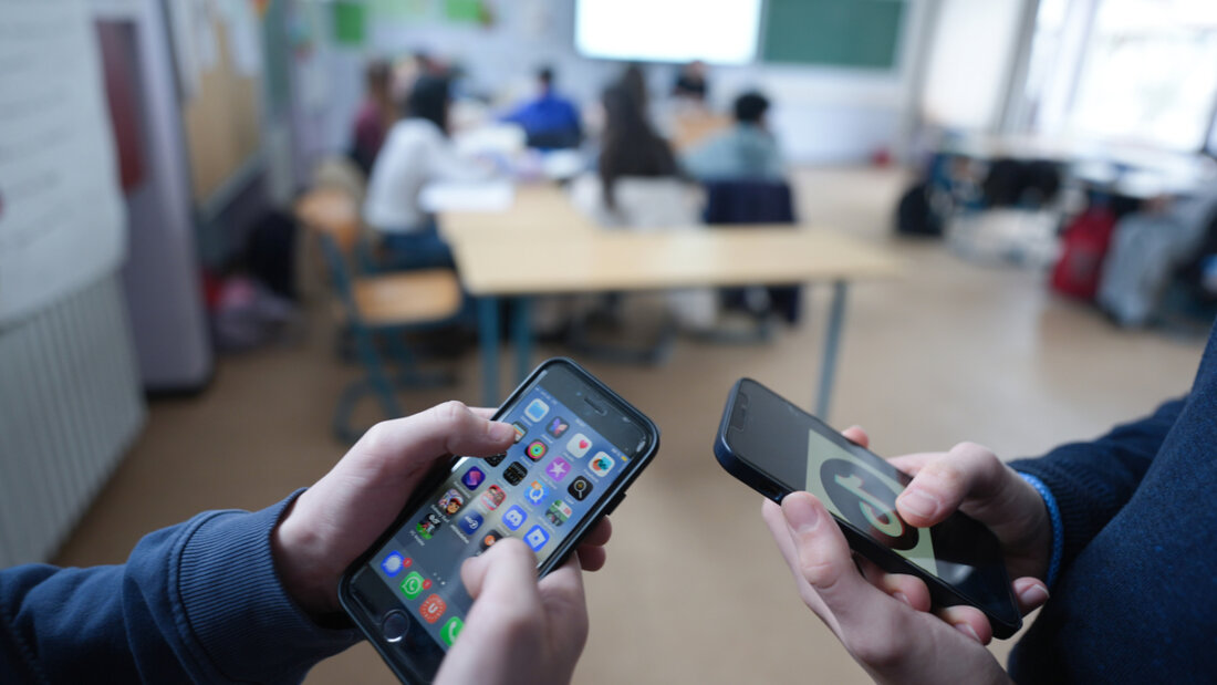 Das Bündner Parlament will es den Bündner Gemeinden und Schulträgerschaften überlassen, welche Regeln sie zur Handynutzung an Schulen treffen. (Symbolbild) 20260617153223236.jpg