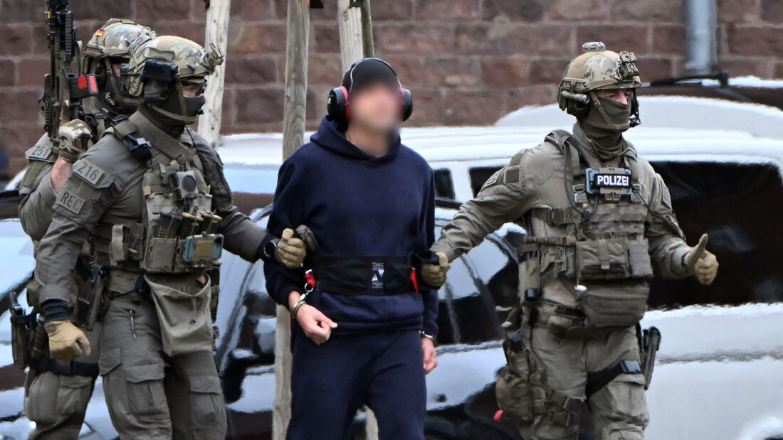 ARCHIV - Eine Person wird zu einem Hubschrauber geführt. Foto: Uli Deck/dpa/Archivbild - ACHTUNG: Person(en) wurde(n) aus rechtlichen Gründen gepixelt 20260903160726644.jpg