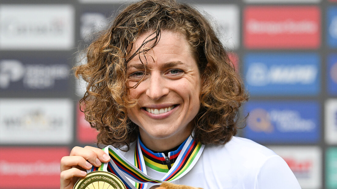 Marlen Reusser strahlt mit ihrer zweiten im Einzelzeitfahren errungenen WM-Goldmedaille um die Wette 20260920184108750.jpg