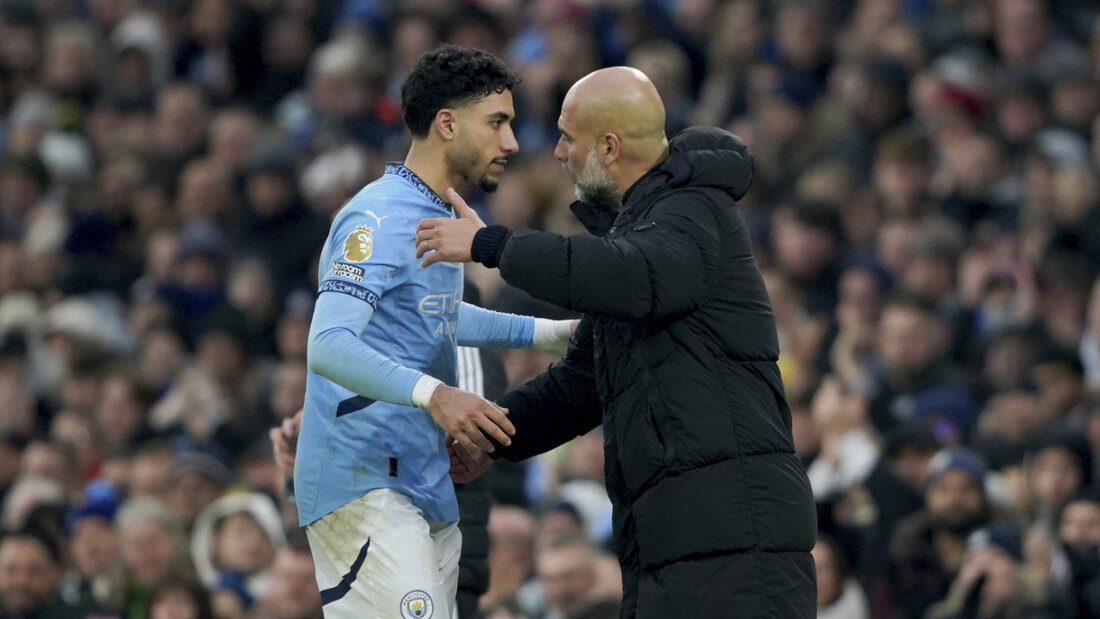 Trainer Pep Guardiola gratuliert Omar Marmoush zu seinen drei Toren gegen Newcastle United 20250215175824220.jpg