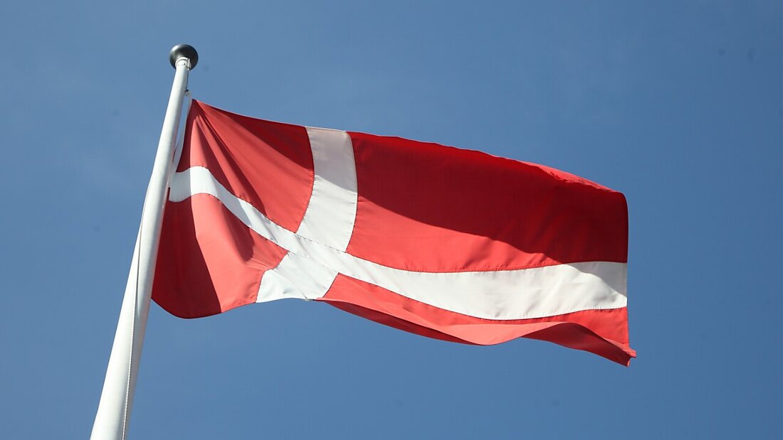 ARCHIV - Eine dänische Flagge. Foto: Steffen Trumpf/dpa/Archivbild 20250416112247484.jpg