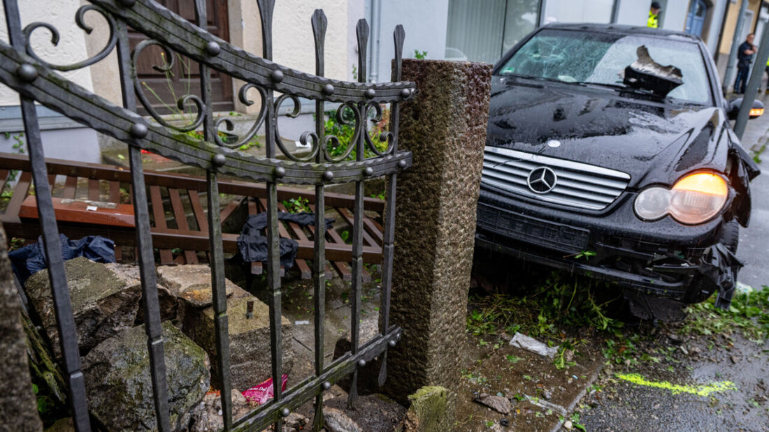 dpatopbilder - Ein beschädigtes Auto steht auf einem Gehweg. Ein Mann ist in Passau mit einem Wagen in eine Menschengruppe gefahren. Die Polizei vermutet eine Beziehungstat. Unter den fünf Verletzten sind die 38-jährige Ehefrau des Fahrers sowie eine fünfjährige Tochter. Foto: Armin Weigel/dpa 20250608172841559.jpg