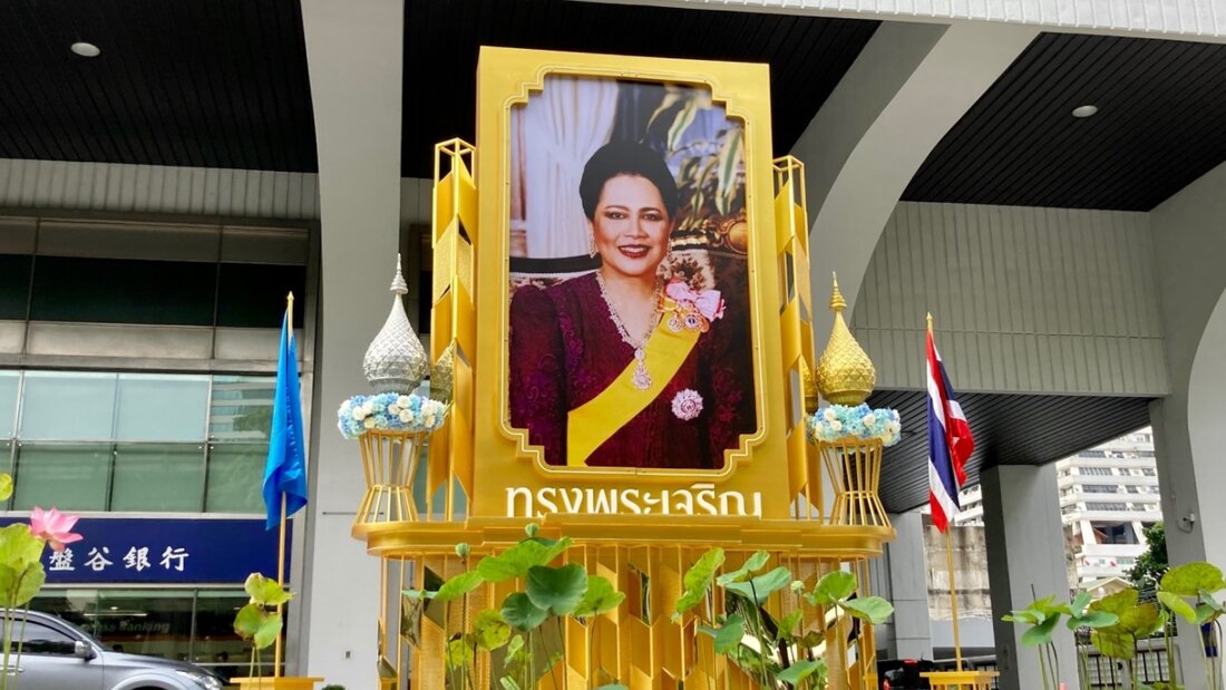 ARCHIV - Ein Porträt von Ex-Königin Sirikit im Zentrum von Bangkok, das kurz vor ihrem 90. Geburtstag aufgestellt wurde. Der Geburtstag der hoch verehrten Königinmutter wird traditionell als Muttertag begangen. Foto: Carola Frentzen/dpa 20251025014707054.jpg