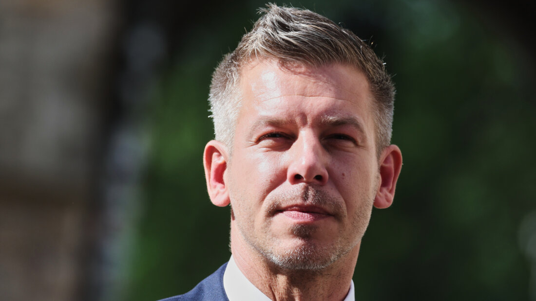 Peter Magyar, Ministerpräsident von Ungarn, spricht während einer Pressekonferenz. Der ungarische Regierungschef hat einen zweitägigen Besuch in Polen begonnen. Er wird von sieben Ministern begleitet. Es ist die erste Auslandsreise von Ministerpräsident Magyar seit seinem Amtsantritt in Ungarn. Foto: Beata Zawrzel/AP/dpa 20260520054542266.jpg