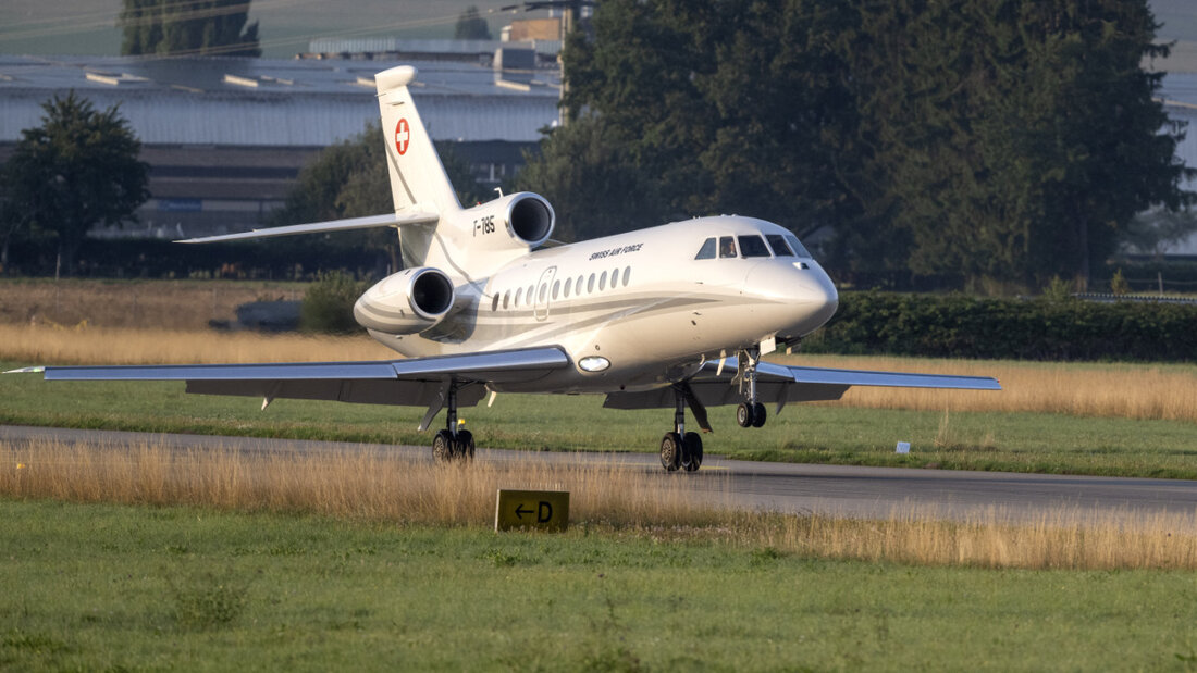 Hoch hinaus: Im vergangenen Jahr ist die Landesregierung wieder mehr geflogen. (Archivbild: Bundesratsjet landet nach einem Bundesratsbesuch in Washington D.C. im August 2025 in Bern-Belp) 20260612130844440.jpg