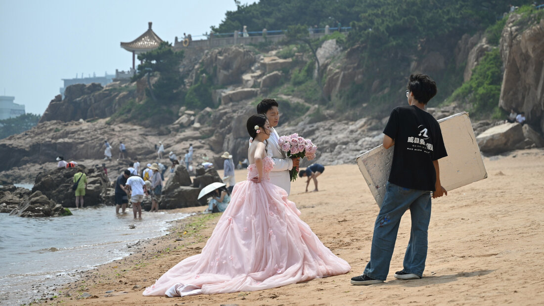 ARCHIV - Ein chinesisches Brautpaar posiert an einem Strand. Foto: Johannes Neudecker/dpa/Archivbild 20260812142013760.jpg