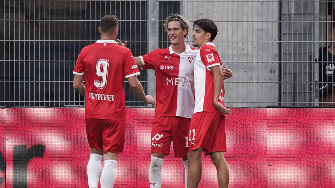 Marcel Monsberger (links), Juan Cabrera (Mitte) und Lutfi Dalipi bejubeln das 3:1 des FC Vaduz 20260905200756809.jpg