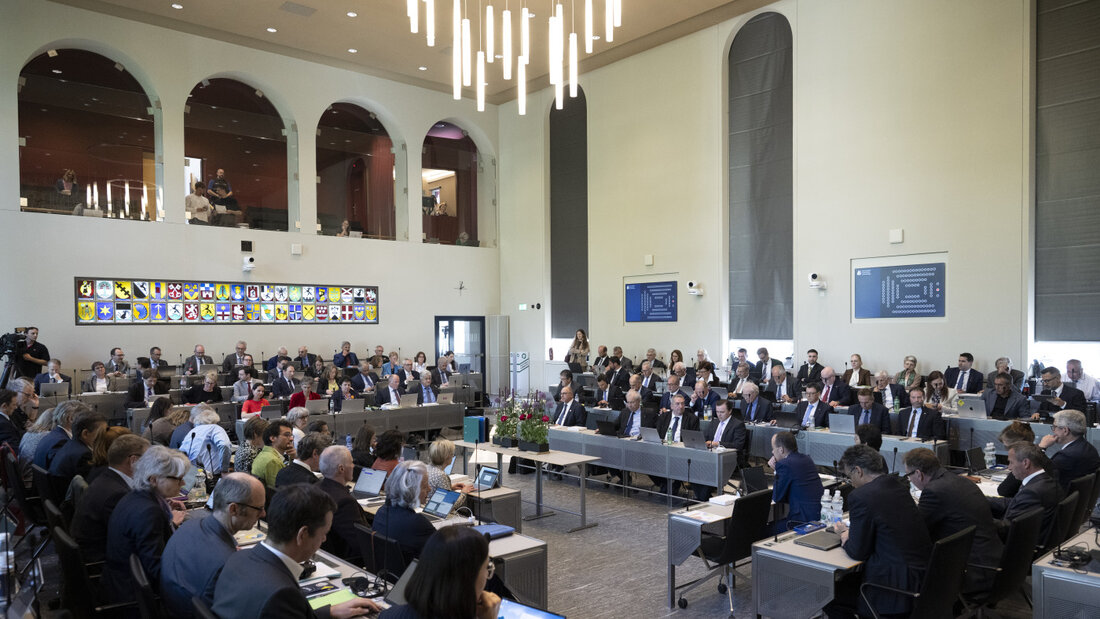 Das Bündner Parlament - damals noch in alter Zusammensetzung - sprach sich im April 2026 für eine Senkung des kantonalen Stimm- und Wahlrechtsalters auf 16 aus. (Archivbild) 20260916143022713.jpg