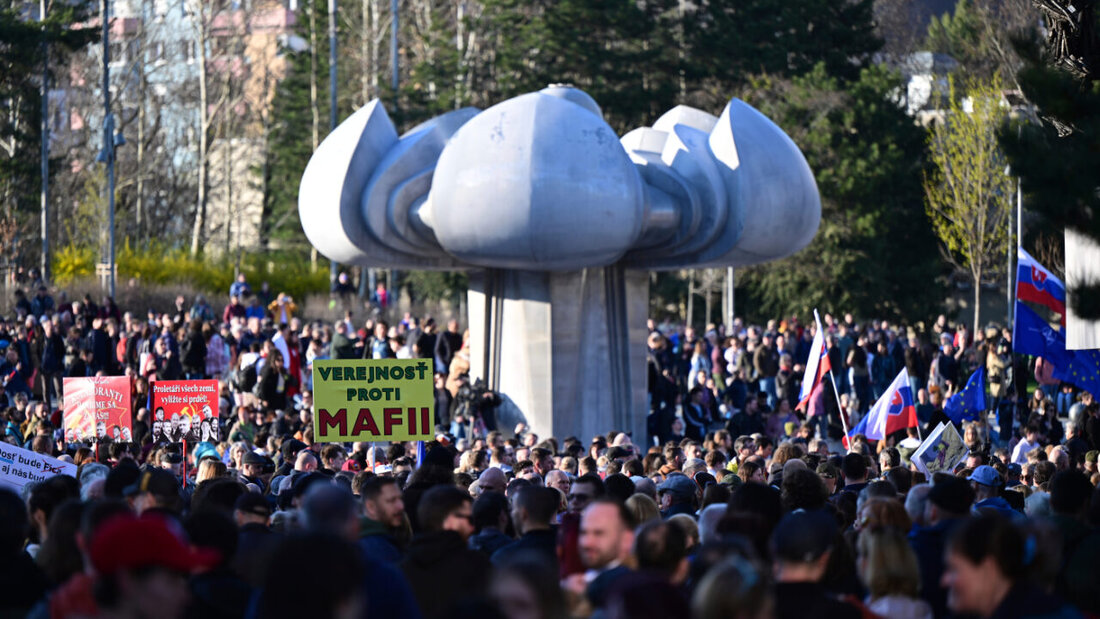 ARCHIV - Menschen demonstrieren Anfang April gegen ein NGO-Gesetz der Regierung. Seit der Rückkehr Ficos an die Macht, gibt es immer wieder oppositionelle Massendemonstrationen gegen ihn. Foto: Jaroslav Novák/TASR Slovakia/AP/dpa 20251212144932471.jpg