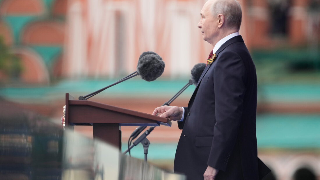 Der russische Präsident Wladimir Putin spricht während der Militärparade zum Tag des Sieges in Moskau Foto: Pavel Bednyakov/AP Pool Photo/AP/dpa 20260509131239744.jpg