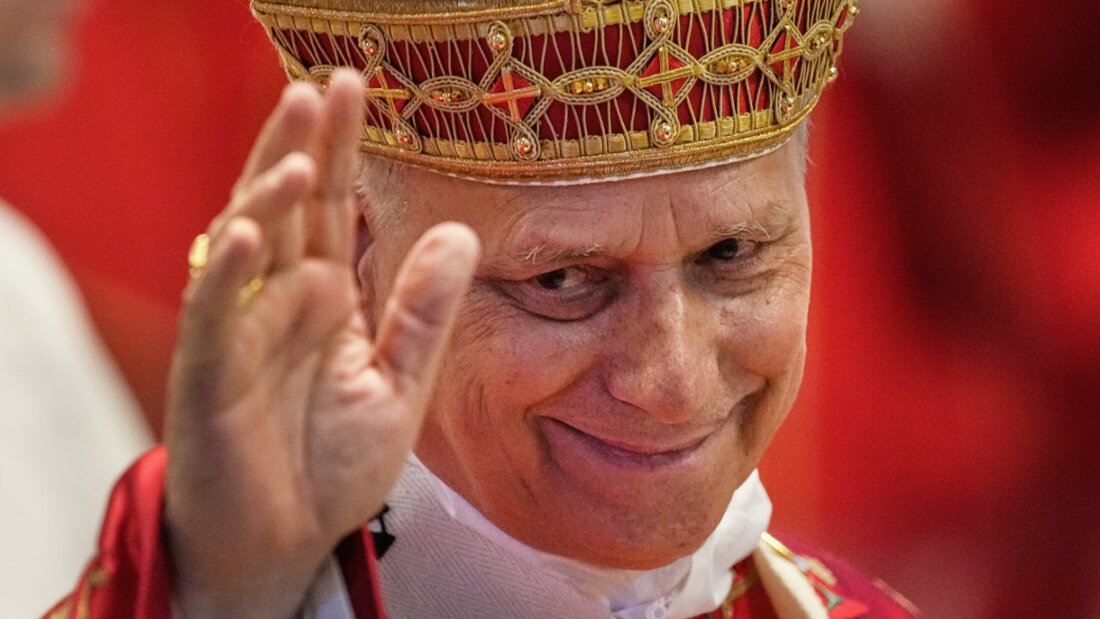 Papst Leo XIV. winkt den Gläubigen am Ende der Pfingstmesse im Petersdom im Vatikan zu. Foto: Gregorio Borgia/AP/dpa 20260525113601981.jpg