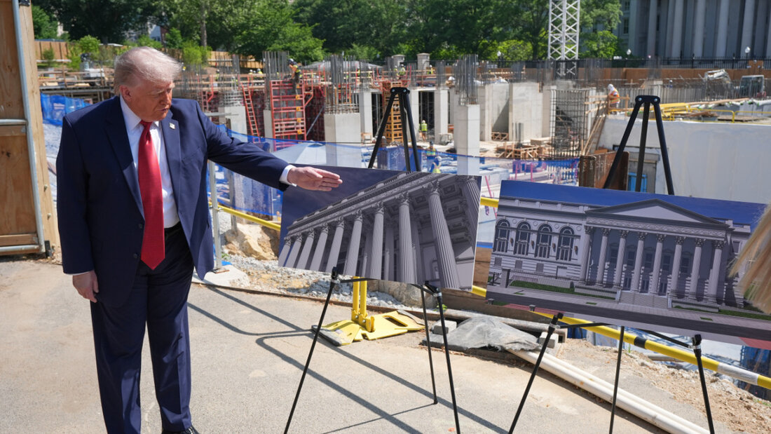 ARCHIV - US-Präsident Trump spricht neben Darstellungen des geplanten Ballsaals an der Baustelle vor dem Weißen Haus. Foto: Jacquelyn Martin/AP/dpa 20260530031825032.jpg