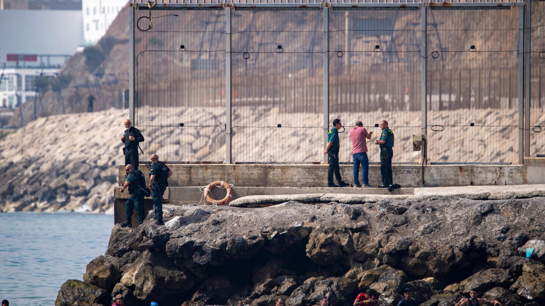 Migranten versuchen von Marokko aus in die spanische Enklave Ceuta zu gelangen. Foto: Antonio Sempera/AP/dpa 20260730152944547.jpg