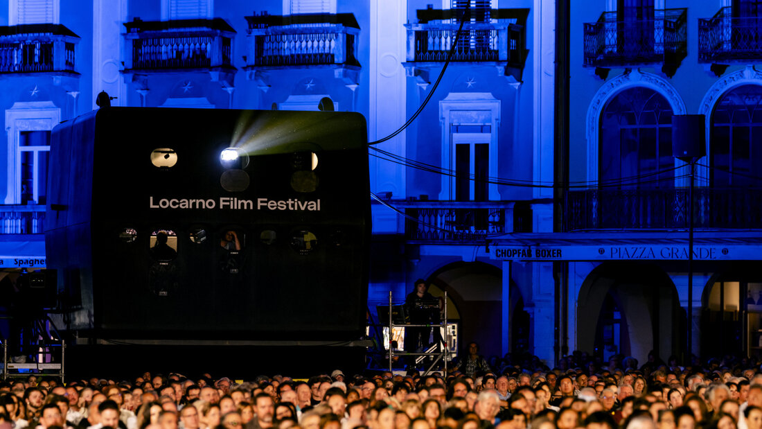 Das Locarno Film Festival zeigt vor allem internationale Werke, die noch ins Kino kommen werden. In der Sektion "Panorama Suisse" ist es das Gegenteil: Zehn Filme, die seit der letzten Festivalausgabe erschienen sind, zeigen dem teilweise ausländischen Publikum, was das hiesige Kino zu bieten hat. 20260803063102403.jpg